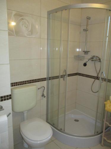 Un baño de Hotel Pod Platanami