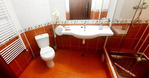 a bathroom with a white toilet and a sink at Hotel Europa in Ploieşti