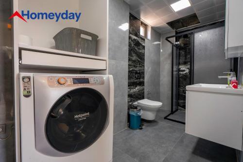 a washing machine in a bathroom with a toilet at Villa Elyse & Paradise in Orta