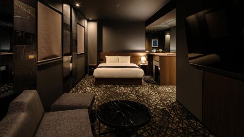 a hotel room with a bed and a bathroom at HOTEL SUI HAMAMATSU by ABEST in Hamamatsu