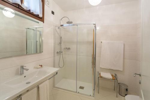 Ένα μπάνιο στο Residence Villa Mainard
