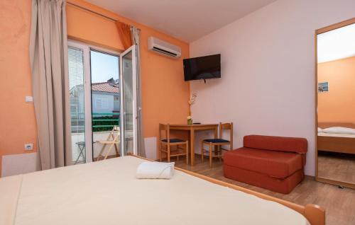 Beautiful Apartment In Makarska With Wifi