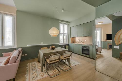 REF 2084 - Cannes City Center apartment with a balcony to rent