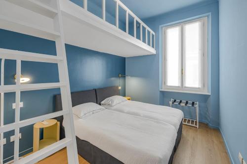 REF 2085 - Cannes Center 3-room apartment with balcony to rent