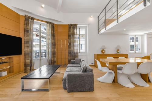 REF 2086 - Cannes Center Spacious apartment with balcony to rent