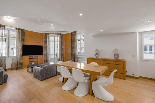 REF 2086 - Cannes Center Spacious apartment with balcony to rent