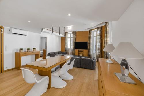 REF 2086 - Cannes Center Spacious apartment with balcony to rent