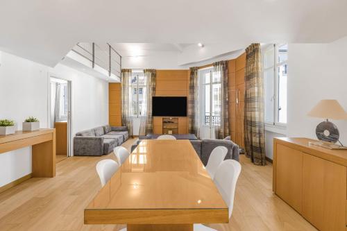 REF 2086 - Cannes Center Spacious apartment with balcony to rent