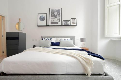 Apartment Place Art by Luxury Getaways