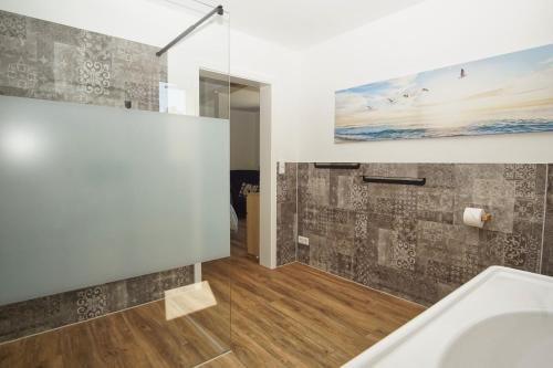 a bathroom with a sink and a mirror at Ferienwohnung Irmchen in Altefähr