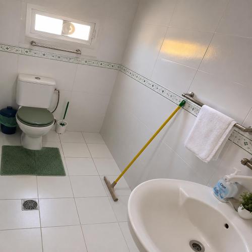 ein Badezimmer mit einer umweltfreundlichen Toilette und einem Waschbecken in der Unterkunft Brise de Mer Sun in Dschibuti