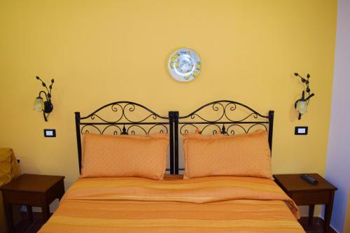 Una cama o camas en una habitación de B&B Salotto Di Athena