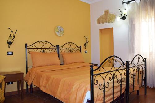 Una cama o camas en una habitación de B&B Salotto Di Athena