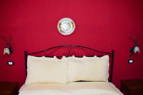 Una cama o camas en una habitación de B&B Salotto Di Athena