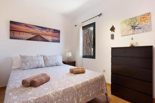 a bedroom with a bed with two pillows on it at Casa Yoaki in Corralejo