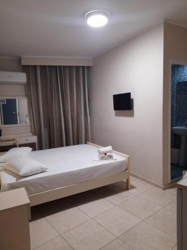 a bedroom with a bed and a tv on the wall at DyHouse in Slatina