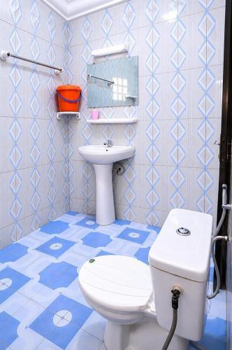 a bathroom with a toilet and a sink at Home Appart in Porto-Novo