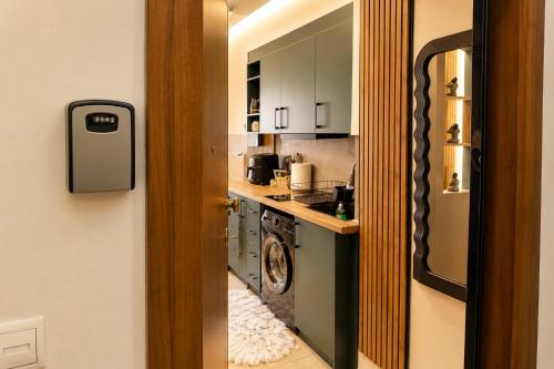 Green Orchid Modern Studio near Metro & Free Parking