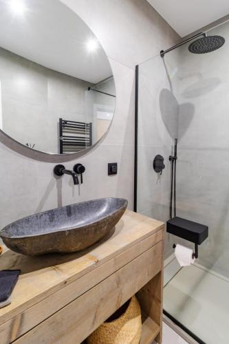 Casa Aura, luxury Luz apartment, pool, outdoor shower, beach 400m
