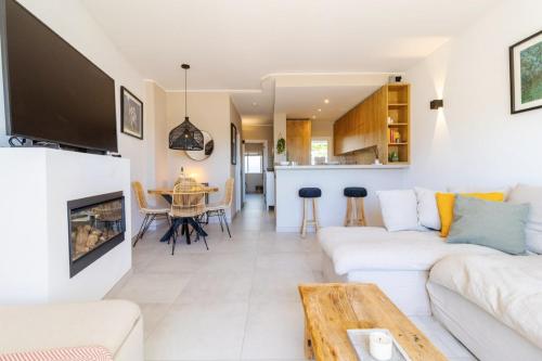 Casa Aura, luxury Luz apartment, pool, outdoor shower, beach 400m