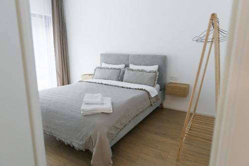 a bedroom with a large bed with white sheets at Wild River 2 in Neporotovo
