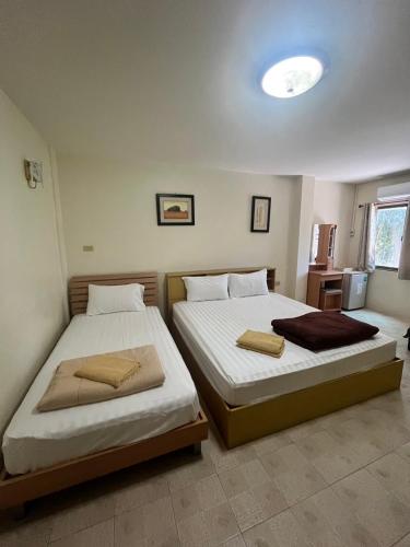 two beds in a room with at Sky&Sea Guesthouse Cha am TK in Cha Am
