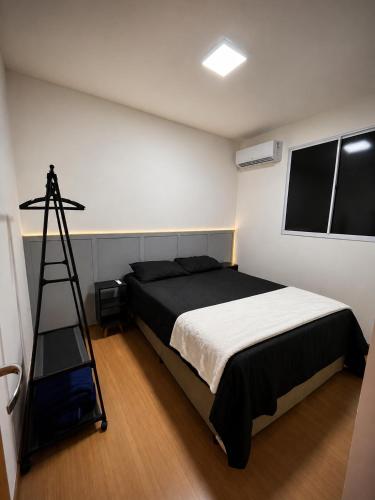 a bedroom with a bed and a ladder in it at Apt Moderno e Confortavel 7 min do Centro em 7L in Sete Lagoas