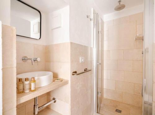 a bathroom with a sink and a shower at Casa con Vista a POLIGNANO a Mare in Polignano a Mare