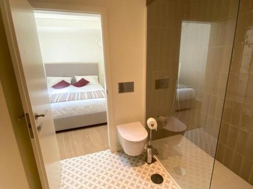 a bathroom with a bed and a toilet and a shower at Casa Mamosteira Apartamento da Eira in Sandim