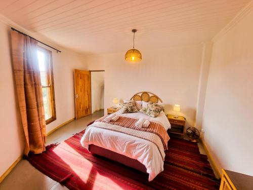 a bedroom with a bed and a window at Oudam Cottage in Carnarvon