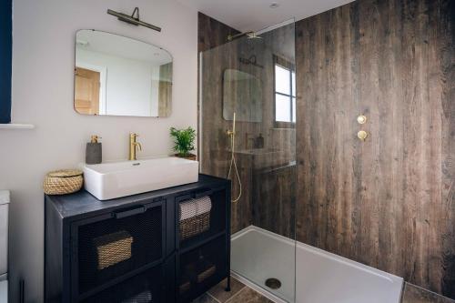 a bathroom with a sink and a mirror at Mill Farm in Gamlingay