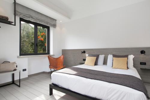 Un dormitorio con una cama grande y una ventana en La Ferrovia Guest House, en Sorrento