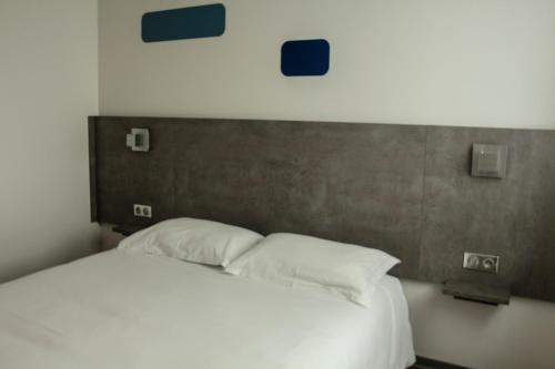 H24 HOTELにあるベッド