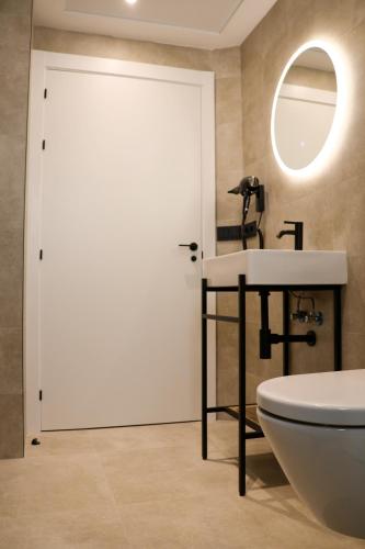 a bathroom with a white door and a sink at TeneaHome - Escuelas Pías in Yecla