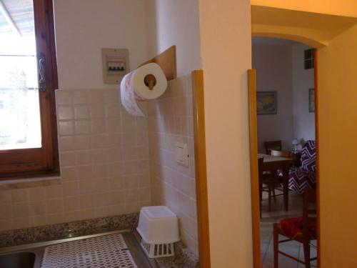 un rollo de papel higiénico en la pared de un baño en Casa Michelangelo, en Megognano
