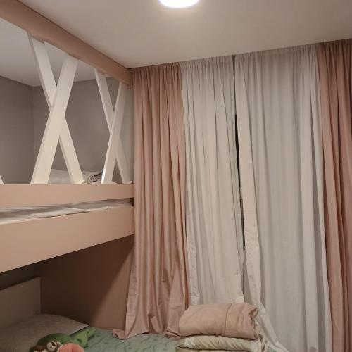 a bedroom with a bunk bed and a window at Casa familiar in Piên
