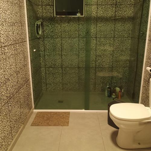 a bathroom with a shower and a toilet at Casa familiar in Piên