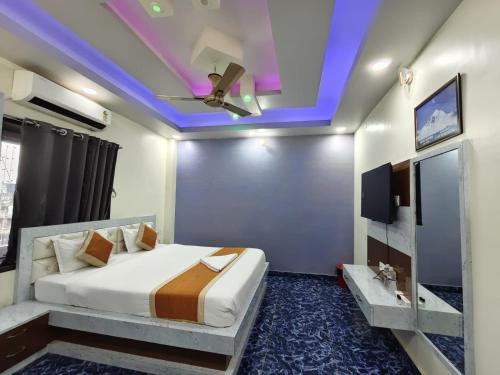 a bedroom with a bed and a ceiling fan at Hotel Glacier in Arāria