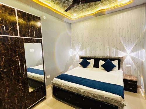 a bedroom with a bed and a mirror at Hotel O Suryavanshi Palace in Ayodhya