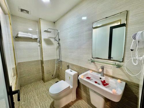 a bathroom with a toilet and a sink and a shower at Hồ Sen Xanh Hotel Hà Nội in Hanoi