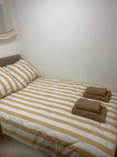 a bed with three towels on it in a room at Costa Royale APARTAMENT in Torrevieja