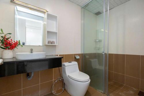 a bathroom with a toilet and a sink and a shower at Simpsons homestay - Oasky 36 #viewtamthang #viewbien #vungtau in Xã Thang Tam