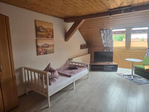 a small room with a bed and a tv in it at Ein Zuhause auf Zeit in Osterburg