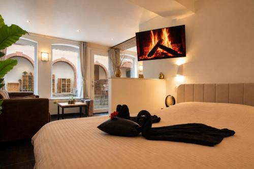 a person laying on a bed in a room at Beau gîte avec jacuzzi in Barr