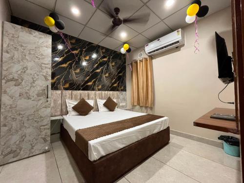 a bedroom with a bed and a ceiling fan at Hotel Dreamland in Hisār