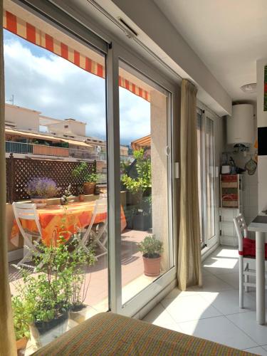 Relax Au Soleil - Studio avec grande terrasse - Proche de la plage 100 m et du centre ville