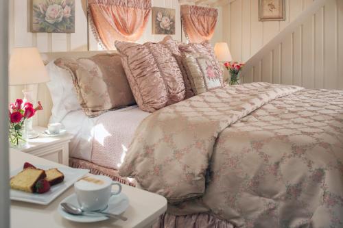 Ein Bett oder Betten in einem Zimmer der Unterkunft Old Harbor Inn