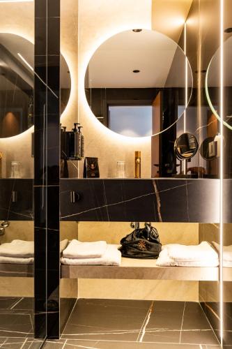 Bilik mandi di The Mill Boutique Hotel
