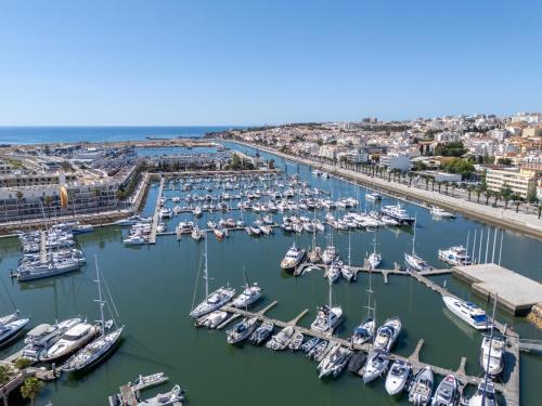Elegant Marina View T2 Apartment- The Moorings