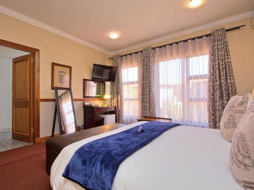 a bedroom with a large bed and a window at Centurion Golf Suites Boca Walk in Centurion